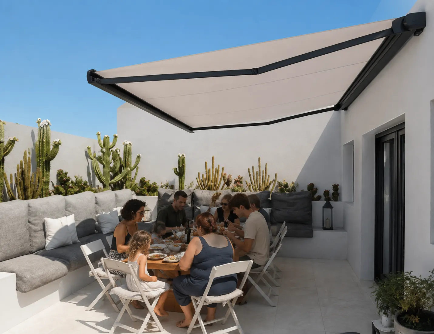 Toldo cofre de aluminio recogido en una fachada blanca
