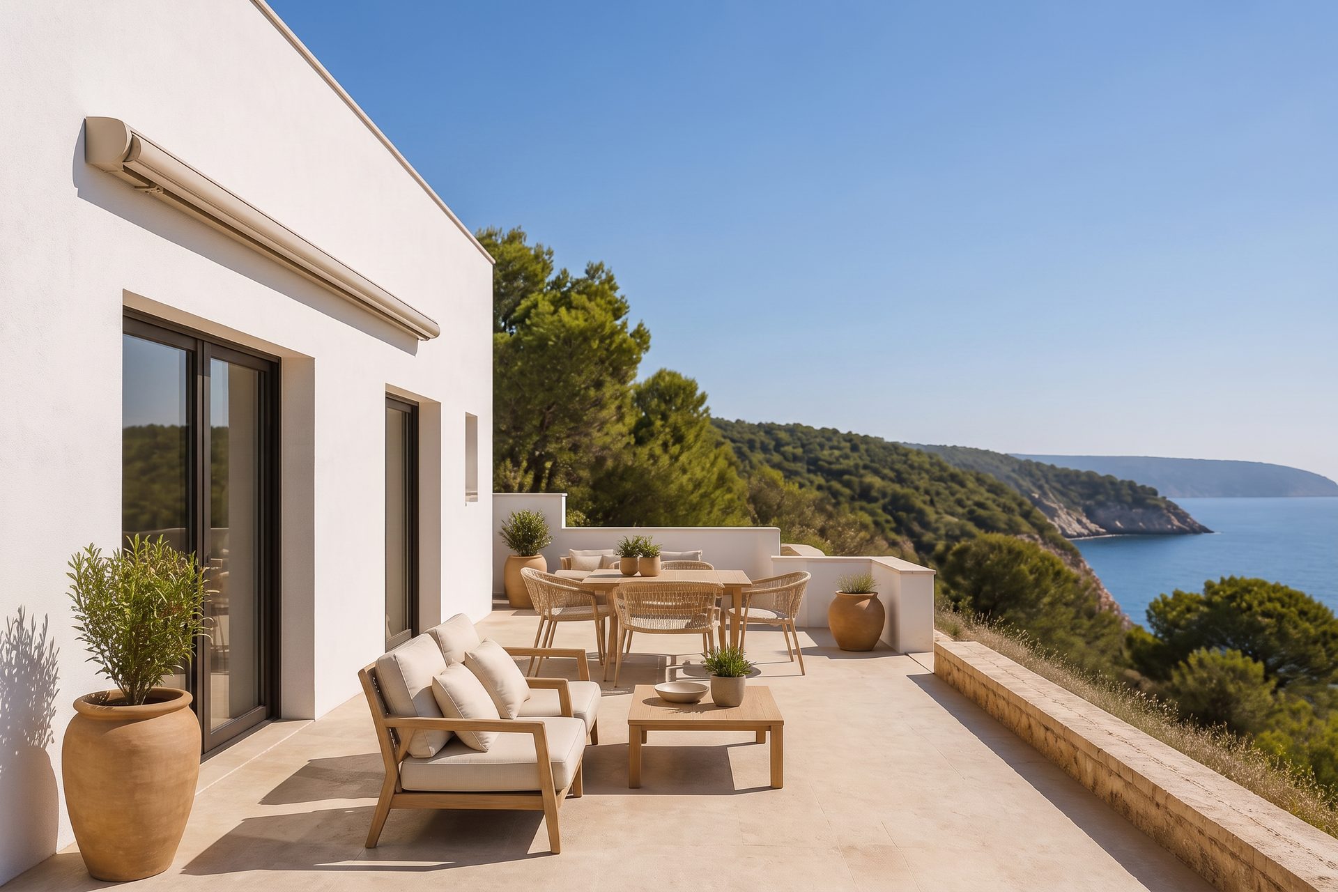 Terraza de una villa mediterránea en la Costa Blanca con un toldo extensible de alta calidad
