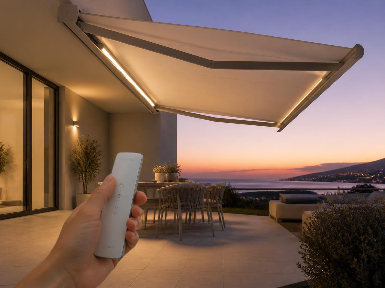 Toldo motorizado extendido al atardecer con mando a distancia
